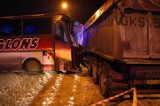 W gm. Choczewo doszło do zderzenia ciężarówki i autobusu szkolnego. Ranna 14-latka
