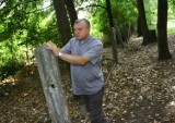 Wandale dewastują ogrodzenie cmentarza w Gorzkowicach