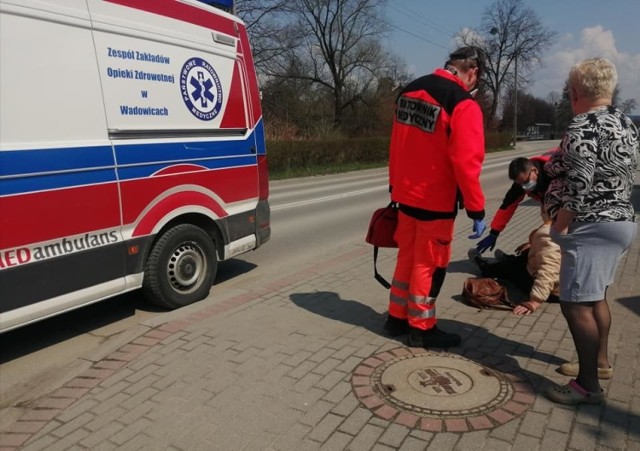 Kobieta leżała na chodniku w centrum Wadowic, między przechodniami. Długo nikt nie reagował.