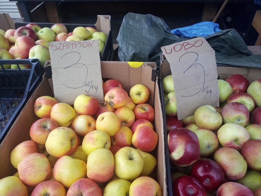 Ceny warzyw i owoców na targu przed świętami. Cebula droższa od jabłek. Będzie jeszcze drożej? 