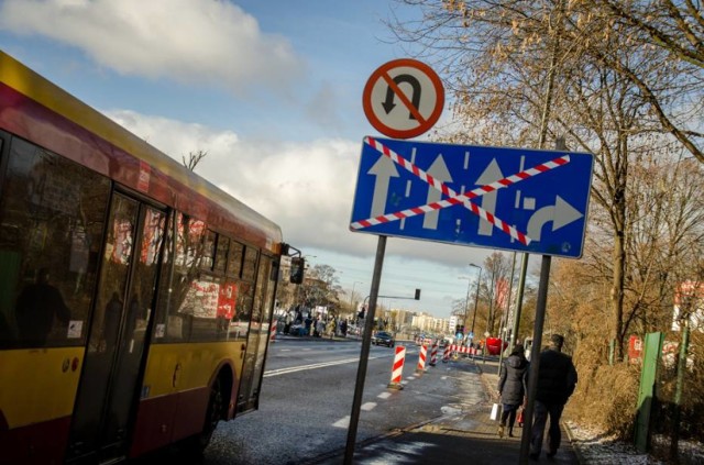 "Ręce precz od Górczewskiej." Mieszkańcy przeciwni zwężeniu głównej drogi na Woli. Rozpoczął się protest