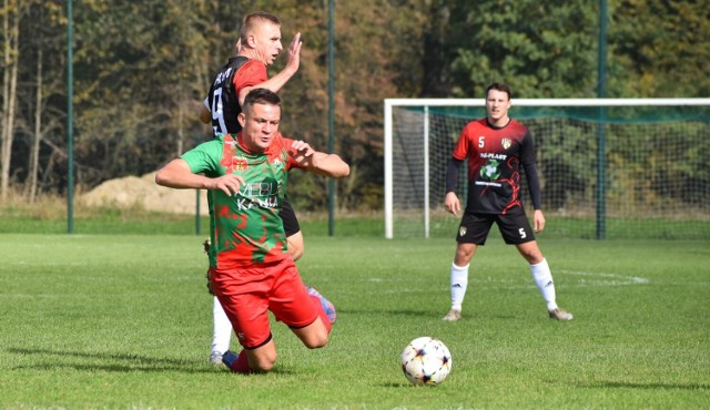 Klasa Okręgowa, Oświęcim: LKS Rajsko - LKS Gorzów 1:4. Na zdjęciu: Michał Pyrlik, autor dwóch goli dla gorzowian, atakowany przez Bartłomieja Mikę (Rajsko).