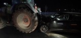 Wypadek pod Gnieznem. Samochód osobowy wjechał w tył ciągnika rolniczego, którym kierował mieszkaniec powiatu inowrocławskiego. Zdjęcia
