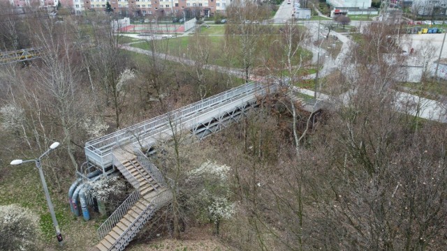 Kładka w Rybniku to kluczowa przeprawa dla mieszkańców dzielnic Boguszowice Stare i Boguszowice Osiedle. Przez ostatnie lata była kilkukrotnie doraźnie naprawiana. Ostatni remont miał miejsce w 2015 roku. 10 stycznia tego roku obiekt zamknięto, bo stanowił zagrożenie dla przechodniów i rowerzystów.