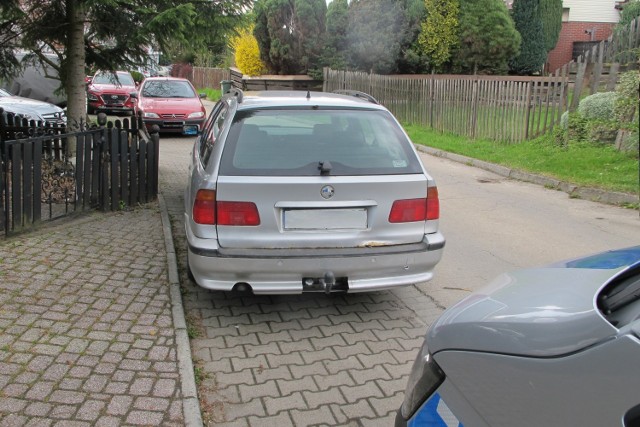 Policjanci odnaleźli bmw na ul. Porębskiego. Teraz poszukiwany jest kierowca, który pozostawił pojazd i zbiegł pieszo