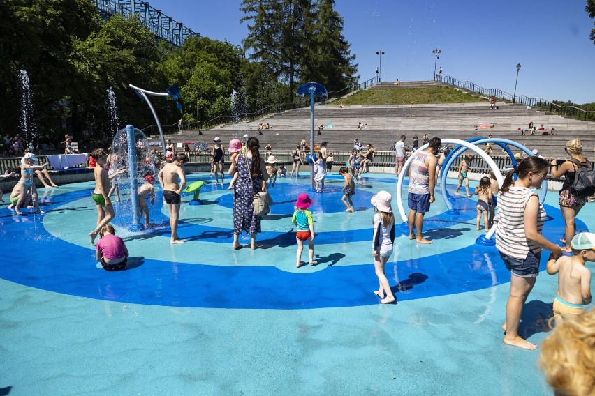 Wodny plac zabaw w Parku Jordana w Krakowie - oaza dla dzieci w gorące dni! Idealne miejsce na wakacyjny relaks 