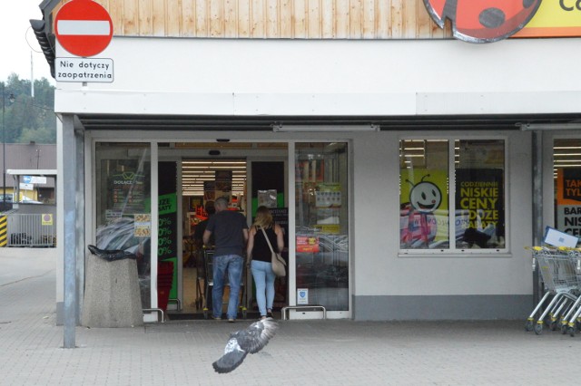 To właśnie to wejście do sklepu złodzieje najpierw sforsowali autem, a potem ukradli bankomat