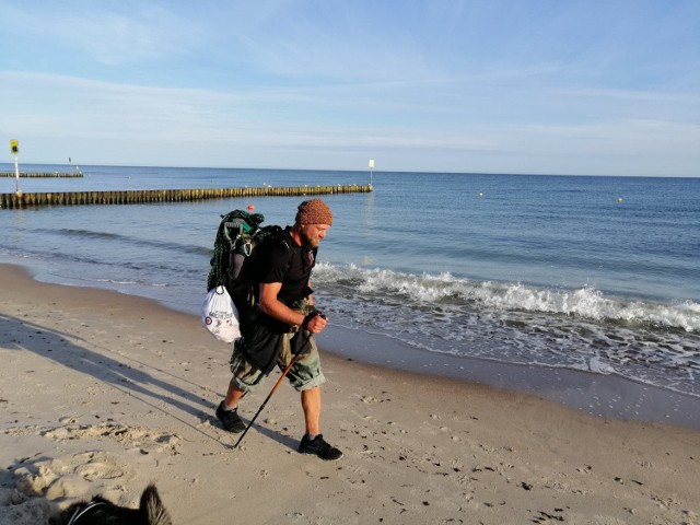 Bartosz Pyrzewski na plaży w Kołobrzegu