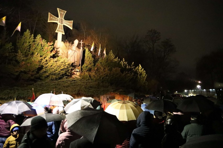 Mimo deszczu przy pomniku Jana Pawła II zgromadziła się duża...