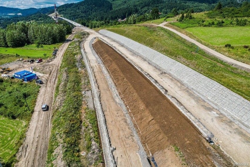 Ogromne skarpy, wykopy, nasypy, tunele i estakady to znak...