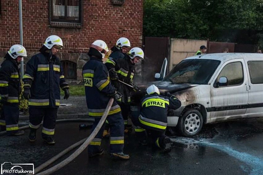 STRAŻACY W AKCJI: Groźny pożar samochodu w Koźminie (GALERIA)