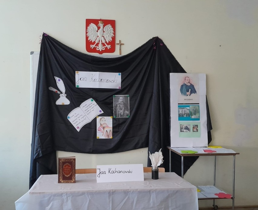 Uczniów kazimierskiej „trójki” odwiedził… Jan Kochanowski. Konferencja prasowa dotyczyła życia i twórczości poety. Zobaczcie zdjęcia