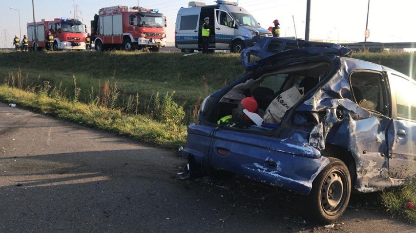 Peugeot dachował na obwodnicy Opola. Jedna osoba poszkodowana