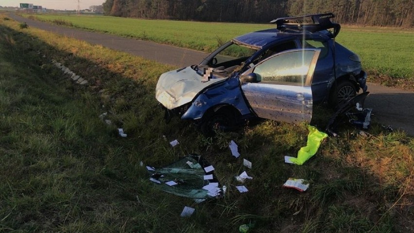 Peugeot dachował na obwodnicy Opola. Jedna osoba poszkodowana