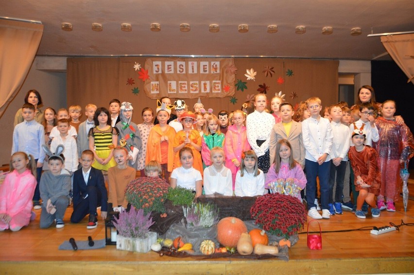 Kolorowa jesień w szkolnym spektaklu. Na scenie pięknie zaprezentowali się uczniowie koneckiej „jedynki”. Zobacz zdjęcia 