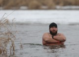 Bicie rekordu Guinessa w kąpieli w lodowatej wodzie w Piotrkowie