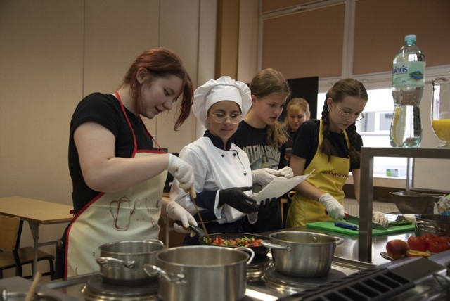 Zobacz zdjęcia z warsztatów kuchni hiszpańskiej dla uczniów szkół podstawowych!