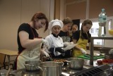 Uczniowie ze stalowowolskiego "Ekonomika" uczyli gotowania "z hiszpańskim temperamentem". Z warsztatów skorzystali uczniowie podstawówek