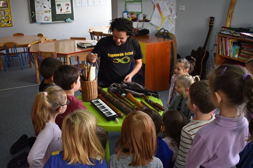 Muzyczna lekcja w darłowskim przedszkolu [ZDJĘCIA]