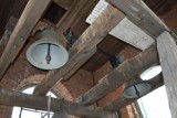 Dzwonnica kościoła ewangelickiego w Zduńskiej Woli przechodzi remont. Co kryje świątynia? ZDJĘCIA