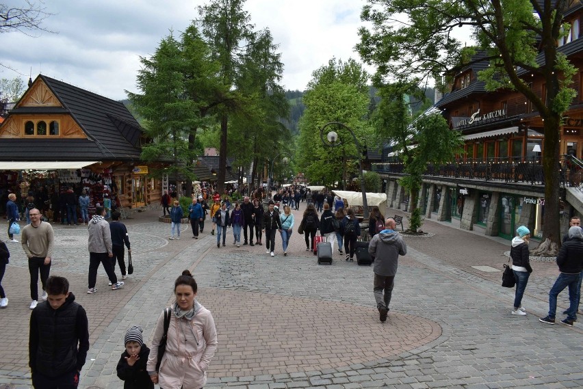 Zakopane. Na Krupówkach znów tłumy. "Oby całe wakacje takie były, to będzie dobrze"