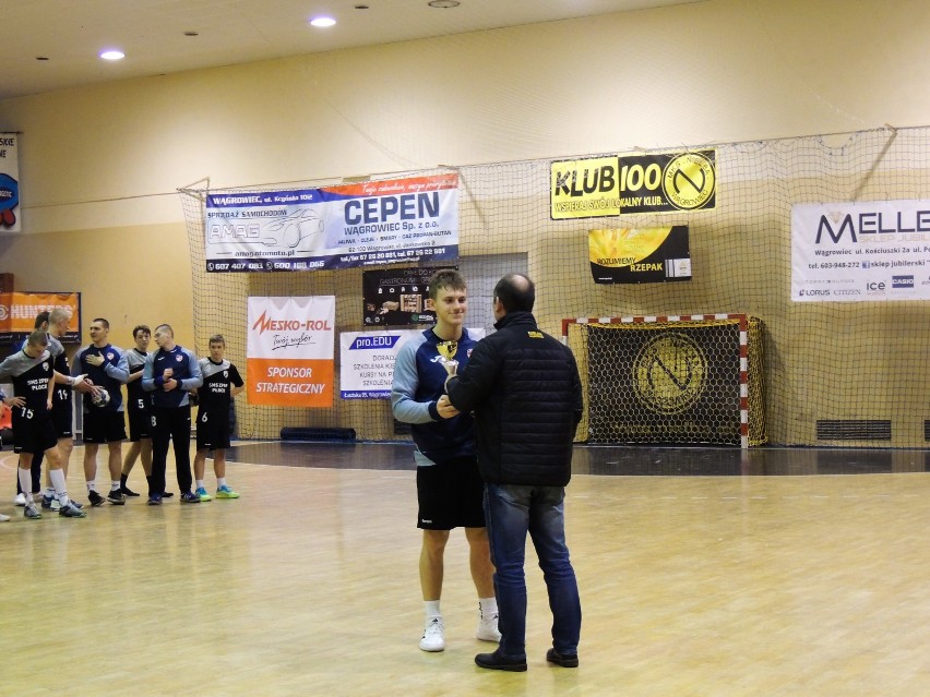 Trofea wręczył prezes klubu - Zbigniew Stanisławski.