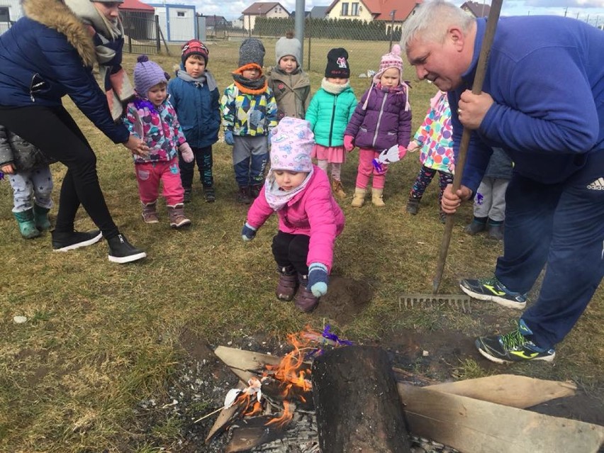 Niepubliczne Przedszkole Słoneczko w Mrzezinie: spalini Marzannę, przywitali wiosnę 2018