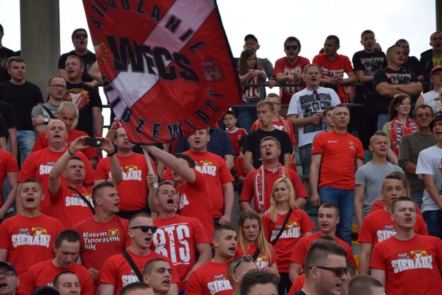 Kibice Widzewa świętują awans do III ligi