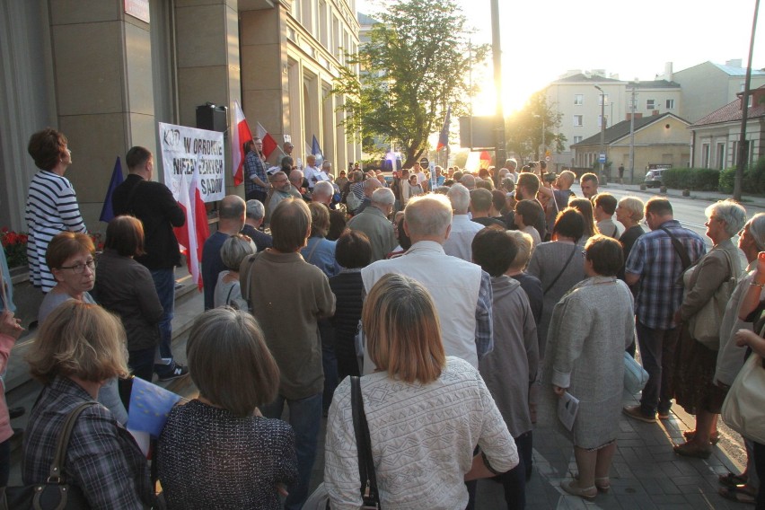 "Pokonamy dyktaturę". Protest przed Sądem Okręgowym w Kielcach