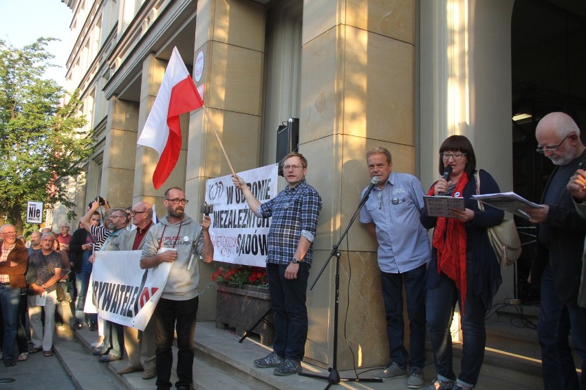 "Pokonamy dyktaturę". Protest przed Sądem Okręgowym w Kielcach