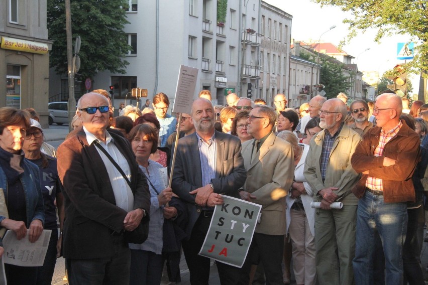 "Pokonamy dyktaturę". Protest przed Sądem Okręgowym w Kielcach