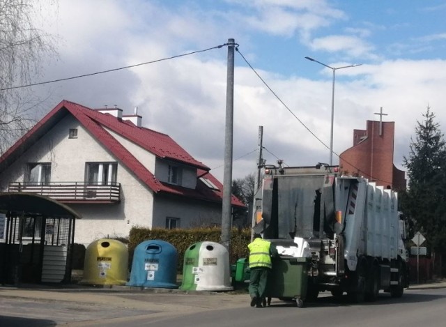 25 złotych za śmieci segregowane i 52 złotych za śmieci niesegregowane. Takie są nowe stawki dla mieszkańców Sandomierza. Radni uchwalili stawki podczas dzisiejszej sesji Rady Miejskiej, a głosowanie poprzedziła burzliwa dyskusja.