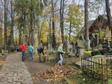 Zakopiańczycy porządkują cmentarze przed 1 listopada. Jest większy ruch i utrudnienia