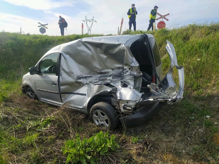 Wypadek na niestrzeżonym przejeździe w Skarżysku. Volkswagen wjechał przed pociąg [ZDJĘCIA]