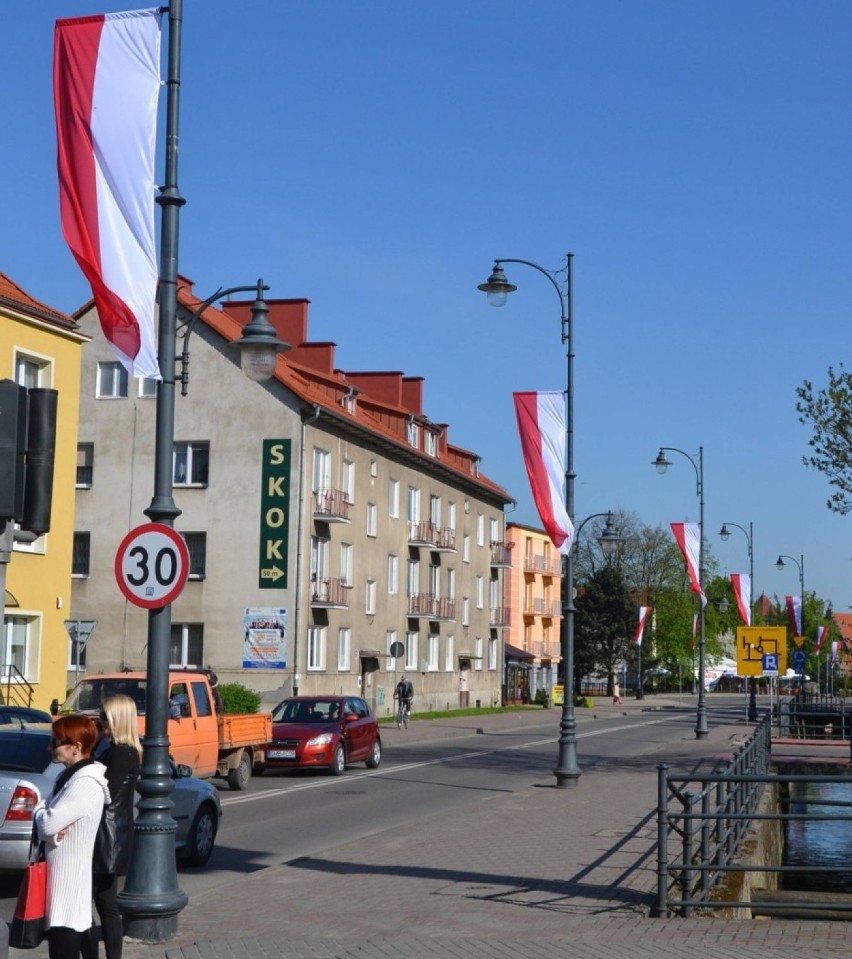 Tak dotychczas były montowane flagi Polski w centrum...