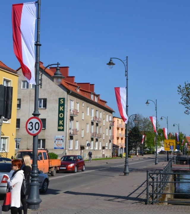 Tak dotychczas były montowane flagi Polski w centrum Malborka