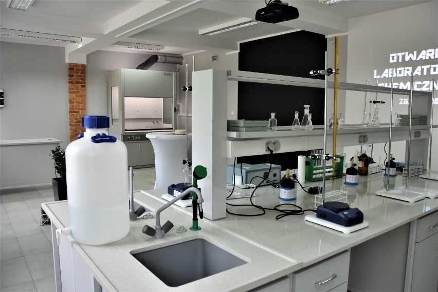 W II LO w Wieluniu otwarto nowoczesne laboratorium chemiczne[ZDJĘCIA]
