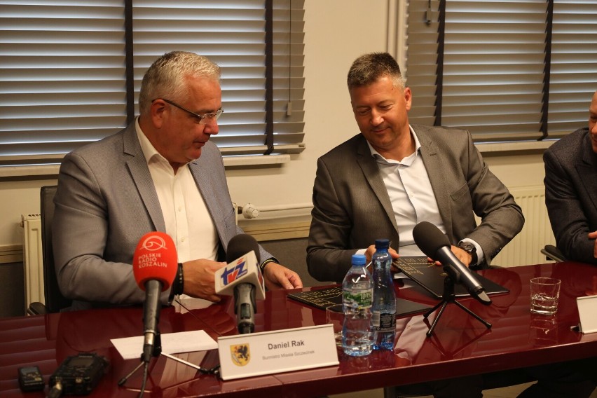 Burmistrz Daniel Rak (z lewej) i prezes Electrobus Europe...