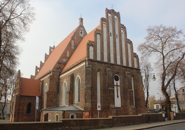 Kościół Podwyższenia Krzyża Świętego (Fara). Obecny wizerunek pochodzi z początków XV wieku. 

W środku Kościoła na uwagę zasługują: oryginalna gotycka ambona, późnorenesansowe sakramentarium z piaskowca oraz gotycka płyta nagrobna Jana z Grabowa.