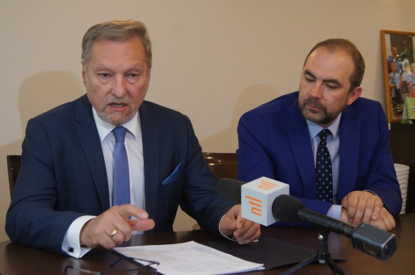 Radomsko: Zarząd powiatu chwali się pozyskanymi funduszami i...
