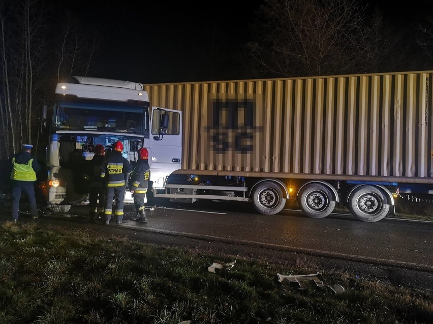 Smęgorzów. Zderzenie aut na drodze krajowej nr 73. Samochód ciężarowy zablokował trasę [ZDJĘCIA]