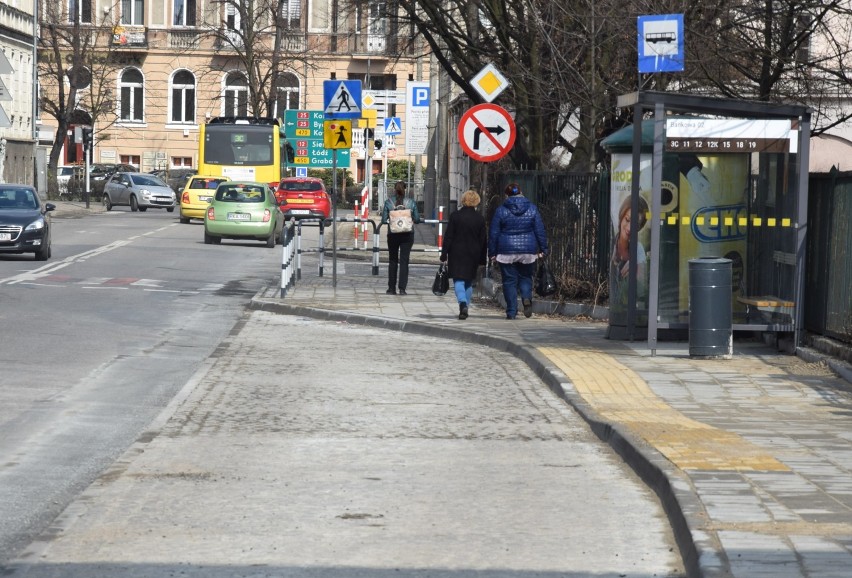 Remont zatok autobusowych na ulicy Bankowej w Kaliszu. Trwa...