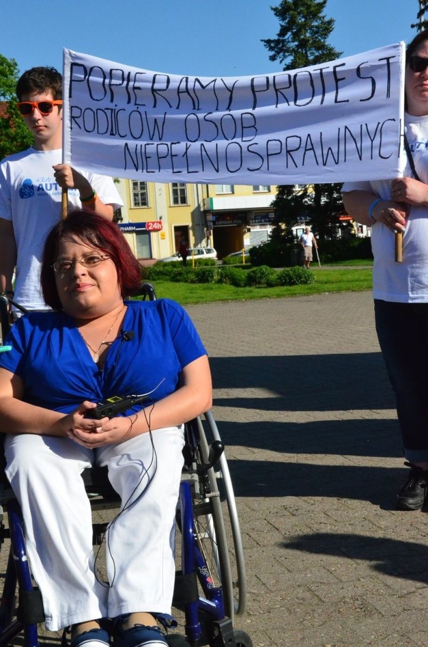 Na placu Wolności we Włocławku popierali protest rodziców osób niepełnosprawnych w Sejmie RP [zdjęcia]