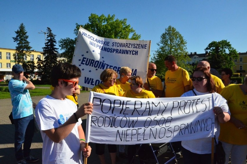 Na placu Wolności we Włocławku popierali protest rodziców osób niepełnosprawnych w Sejmie RP [zdjęcia]