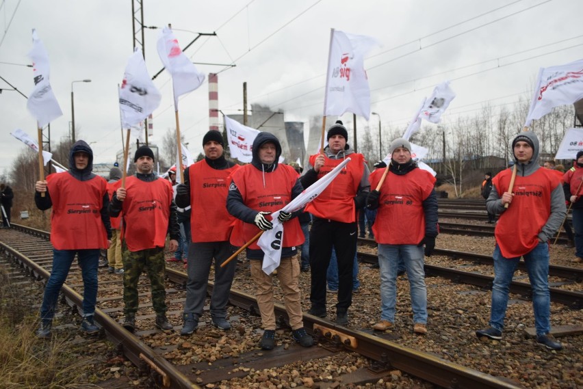 Związkowcy blokują tory w Łaziskach Górny. To protest...