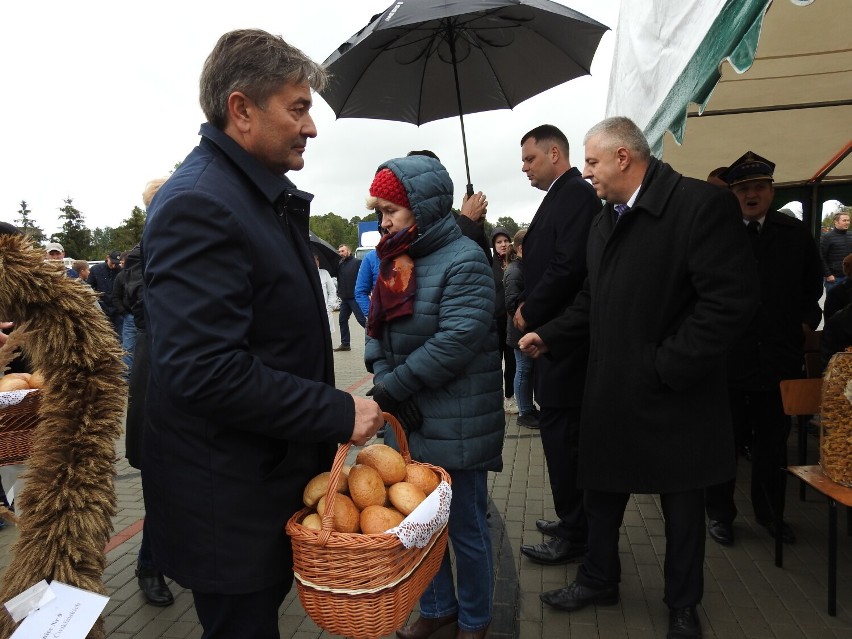 Dożynki powiatowe w Sejnach. Rolnicy dzielili się chlebem i dziękowali za tegoroczne plony [Zdjęcia]
