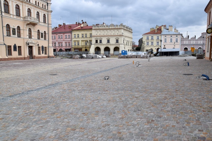 Remont płyty Rynku w Jarosławiu. Fragment Rynku został otwarty dla pieszych [FOTO]