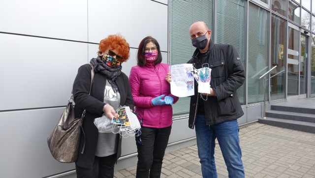 Dorota Chałat i Teresa Labisch przekazały na ręce redaktora Marcina Stefanowskiego maseczki dla dziennikarzy Głosu Koszalińskiego.