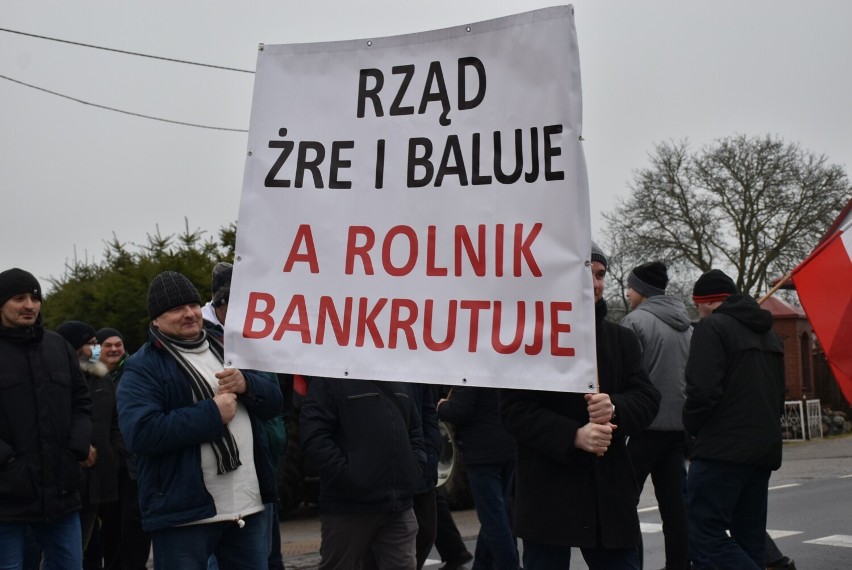 Blokada drogi w Rychnowach w gminie Człuchów. Protest rolników trwał do godziny 12:00. AKTUALIZACJA, ZDJĘCIA
