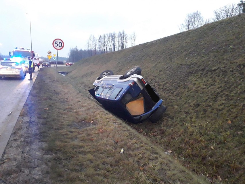 Dachowanie mercedesa w rejonie węzła autostradowego w Brzesku [ZDJĘCIA]